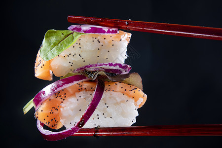 配红洋葱的寿司餐厅午餐食物白色美食筷子背景图片