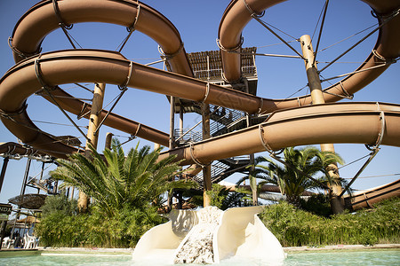 在水公园吸引阿纳孔达的景点蟒蛇假期乐园娱乐游泳池乐趣滑梯管子速度建筑学背景图片