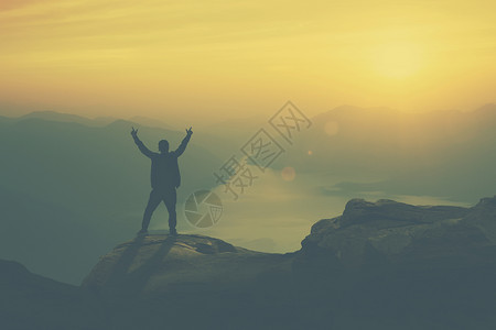 爬上山顶的人们登山者天空悬崖地平线爬坡道太阳自由游客旅游岩石背景