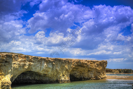 Ciriga 西西里悬崖石头岩石海景编队海岸假期海滩支撑天空背景图片