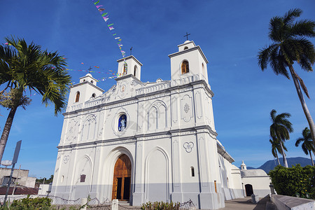 阿华查潘休普教会圣母修女会地标景观白色殖民天空花路蓝色市中心城市教会背景图片