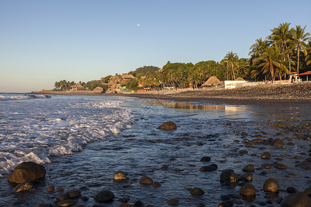 埃尔通萨尔瓦多的El Tunco海滩旅游天际太阳报旅行棕榈天空村庄海浪日出蓝色背景