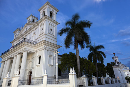 卡特兰苏奇托托的圣卢西亚圣露西亚教堂殖民城市旅行街道全景建筑学地标教会白色天际背景