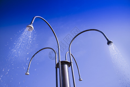 户外清新淋浴白色灌水蓝色天空卫生水池液体金属高清图片
