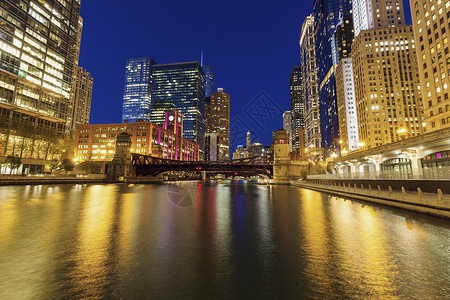 伊利诺州芝加哥夜色多彩的建筑地标全景支撑景观摩天大楼城市全书建筑学天际市中心背景
