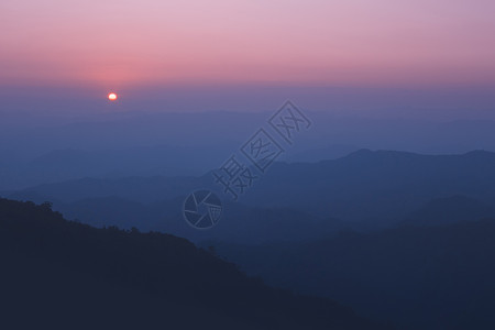 山峰从日落景的最高点冒险顶峰森林爬坡太阳远足风景阳光薄雾天堂背景