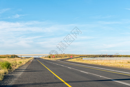 雅马哈r1特伦普斯堡N1和S127/R704公路之间的交汇背景