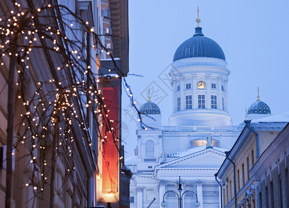 路德会教堂和圣诞节装饰品高清图片