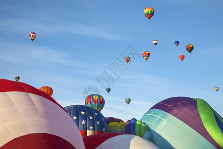 热气球和蓝天空高清图片