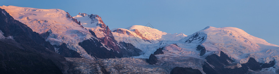 默尼克斯勃朗峰从查莫尼克斯观察到的Blanc山冰川天空高度城市天际全景建筑学旅行顶峰建筑背景