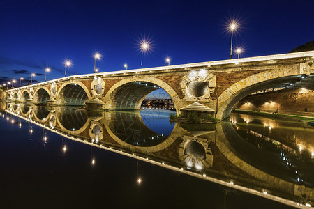 图卢兹省旅行灯光街道城市拱桥日落蓝色历史性景观地标背景