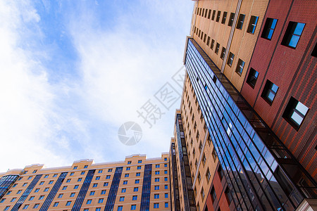 团聚观月高多层住宅楼的窗户 住宅公寓楼 蓝天 放在正文下面 一篇关于住房的文章 俄罗斯 圣彼得堡 2020 年 4 月 21 日院子阳台背景