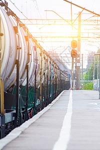东方快车铁路上的商品车 货物运输 等待装载的货车全景 俄罗斯铁路 俄罗斯 Siverskaya 2019 年 8 月 3 日机车送货车皮背景