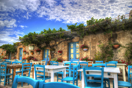 马尔扎梅米村魅力旅游桌子假期椅子旅行国家晴天蓝色酒吧背景