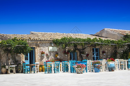 马尔扎梅米村石头国家假期旅游蓝色旅行酒吧魅力椅子晴天背景