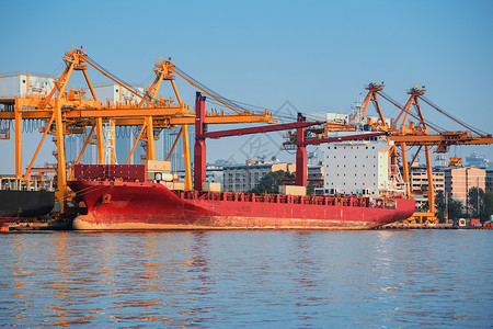 进出口业及物流业的集装箱船舶集装箱商业天空出口起重机制造业码头工业加载货物城市背景图片