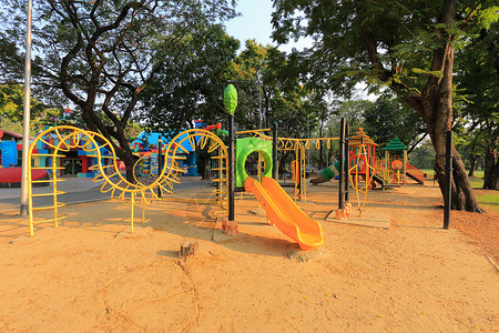 阳光明媚的一天 儿童游戏场地童年幼儿园操场乐趣地面绿色管子孩子托儿所娱乐背景图片
