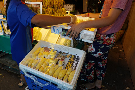 富通市在市场上销售的包件中产黄果 在泰国作为季节性水果包装中的黄当量核糖美食健康饮食气味国王榴莲食物甜点营养素农场情调背景