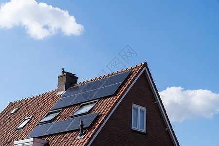 屋顶有红色屋顶瓦片和太阳能电池板 用于制造可再生能源和清澈的蓝色 sk材料太阳能板烟囱天空收藏住宅瓷砖房子露天工艺背景图片