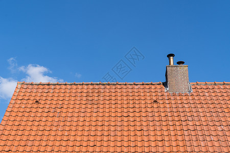 屋顶有红色屋顶瓦片和烟囱 晴朗的天上有一些云彩的清澈蓝天瓷砖外国工艺材料天空灰色露天房子住宅蓝色背景图片