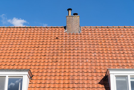 屋顶有红色屋顶瓦片和烟囱 晴朗的天上有一些云彩的清澈蓝天收藏露天住宅建造房子外国工艺材料瓷砖天空背景图片