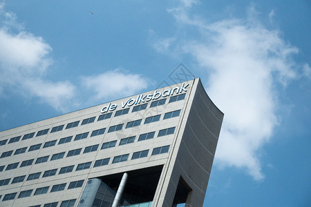 人民银行2019年4月15日 在建筑外面的蓝色天空上签字背景