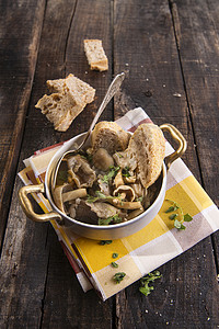 蘑菇汤午餐棕色勺子食物美食烹饪浆果高清图片