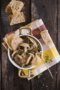 蘑菇汤棕色食物烹饪美食午餐勺子浆果高清图片
