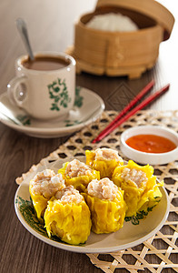 奔驰迈凯轮超跑Siu Mai  中国竹轮蒸汽猪尾箱的中国蒸猪排猪肉午餐碎麦饺子早餐小吃盘子美食水饺食物背景