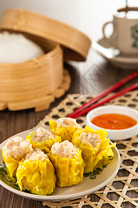 奔驰迈凯轮超跑Siu Mai  中国竹轮蒸汽猪尾箱的中国蒸猪排点心碎麦盘子水饺饺子猪肉早餐午餐美食食物背景