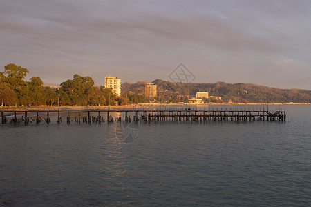 日落城市风景和海上的海军码头背景图片