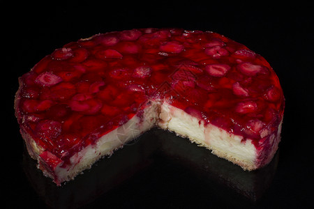 蛋糕芝士蛋糕的切片 黑底果冻中草莓高清图片