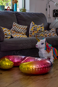 独角兽气球由索法(A Sofa)在客厅的生日装饰背景