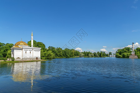 普希金像俄罗斯凯瑟琳公园的大池塘景观 俄罗斯凯瑟琳公园的大池塘景观地标历史旅游建筑学柱子化学天空背景
