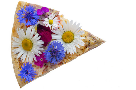 用五颜六色的鲜花覆盖的创意披萨艺术虚幻洋甘菊香肠胡椒雏菊紫色蛋糕面包脆皮背景图片
