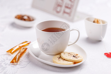 有饼干的茶蜂蜜白色杯子飞碟制品陶瓷陶器高清图片