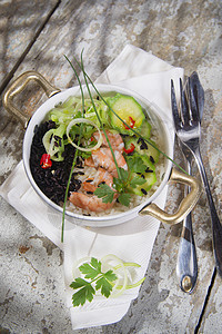 带虾和虾的黑白炖饭厨房食物洋葱白色美食黑与白绿色黑色烹饪食品背景图片