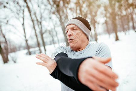 上午早上 健康锻炼公共公园白发水平退休白色公共场所运动服男士运动跑步背景图片