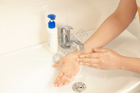 7部洗手第 7 步 用温水洗掉剩余的泡沫和肥皂 为防止冠状病毒大流行 请用温水和抗菌肥皂彻底洗手 世界流行病的概念背景