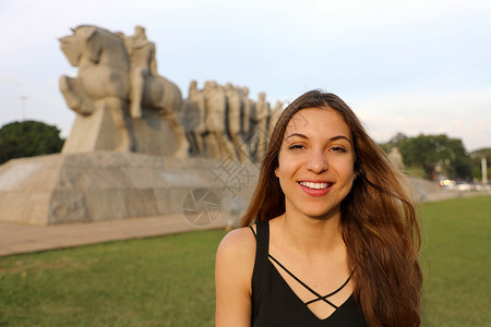 埃拉基日2019年5月10日 巴西萨奥保洛 在圣保罗快乐的微笑着女人与背景上Bandeiras里程碑纪念碑巴西圣保罗雕塑文化旅行乐队女士背景