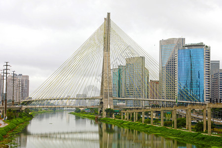 皮普保罗圣保罗城市景观地标 Estaiada 桥反射在 Pinheiros 河圣保罗巴西背景