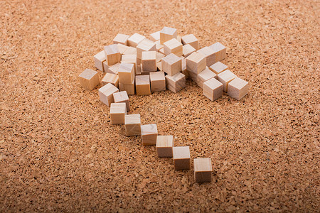 小木块形成心形或情人节象征稻草立方体背景图片