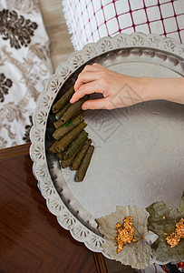 准备加饭和肉或传统沙马的松树叶盘子脚凳美食藤蔓厨师叶子烹饪绿色用餐蔬菜背景图片