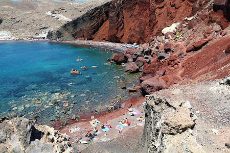 希腊塞克拉底群岛桑托里尼的红沙滩 美丽的夏日风景 是世界上最著名的海滩之一 笑声旅行假期天空悬崖海景蓝色旅游海岸地标火山背景图片