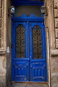 大气复古木制大门 复古风格建筑蓝色历史性窗户金属出口建筑学入口艺术城市背景图片