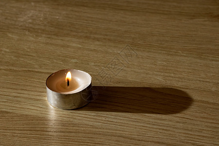 木制桌上的小蜡烛芳香治疗木头烛光温泉桌子水平白色火焰黄色背景图片