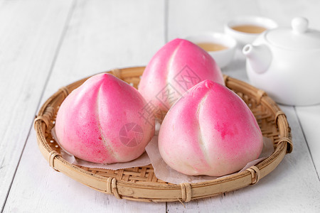 过寿蛋糕粉红中国桃子生日面包食物 在白桌背景桌子木头寿涛服务生活文化月球甜点茶壶汽船背景