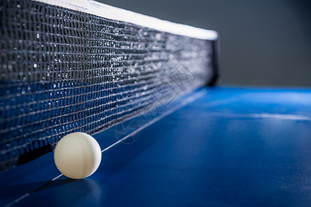 乒乓球网黑网球和黑网接紧白桌网球背景