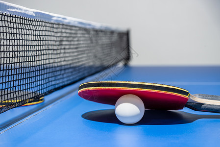 红色桌紧闭式红桌网球网球桨白球和网比赛竞赛游戏蝙蝠乒乓球娱乐冠军挑战运动球拍背景图片