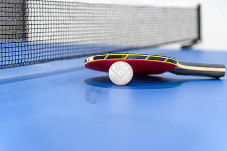 红色桌紧闭式红桌网球网球桨白球和网闲暇蓝色比赛冠军球拍挑战娱乐桌子乐趣阴影背景图片